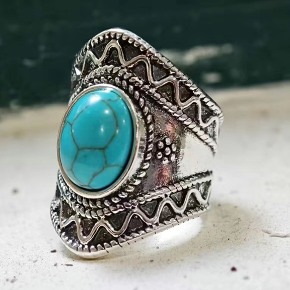 Vintage Silver and Turquoise Chunky Engraved Ring Sz 8 - Picture 4 of 4